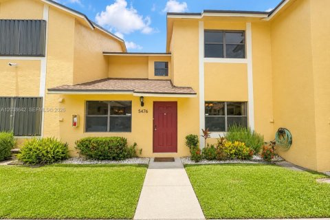 Townhouse in Tamarac, Florida 3 bedrooms, 168.25 sq.m. № 2084050 - photo 30