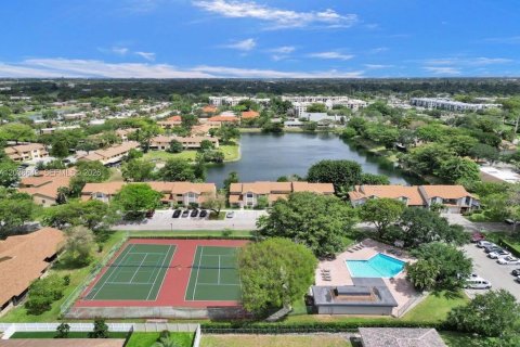 Townhouse in Tamarac, Florida 3 bedrooms, 168.25 sq.m. № 2084050 - photo 28