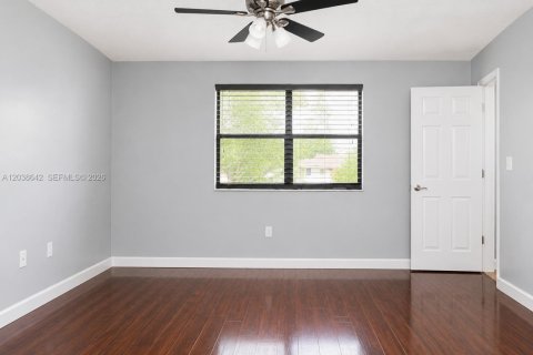Townhouse in Tamarac, Florida 3 bedrooms, 168.25 sq.m. № 2084050 - photo 23