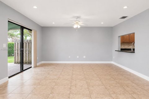 Townhouse in Tamarac, Florida 3 bedrooms, 168.25 sq.m. № 2084050 - photo 20