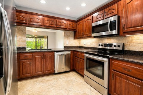 Townhouse in Tamarac, Florida 3 bedrooms, 168.25 sq.m. № 2084050 - photo 2