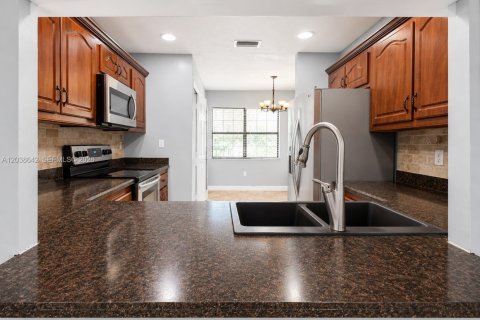 Townhouse in Tamarac, Florida 3 bedrooms, 168.25 sq.m. № 2084050 - photo 5