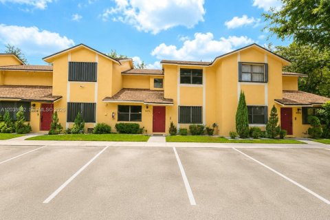 Townhouse in Tamarac, Florida 3 bedrooms, 168.25 sq.m. № 2084050 - photo 10