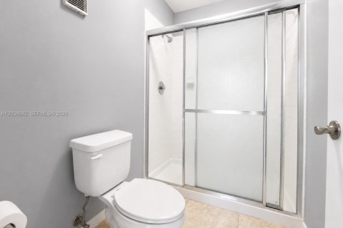 Townhouse in Tamarac, Florida 3 bedrooms, 168.25 sq.m. № 2084050 - photo 14