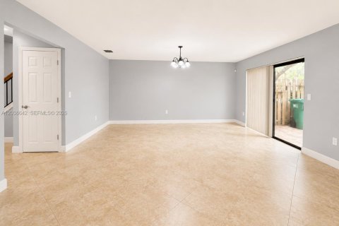 Townhouse in Tamarac, Florida 3 bedrooms, 168.25 sq.m. № 2084050 - photo 24