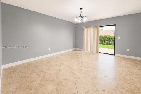 Townhouse in Tamarac, Florida 3 bedrooms, 168.25 sq.m. № 2084050 - photo 7