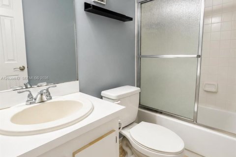 Townhouse in Tamarac, Florida 3 bedrooms, 168.25 sq.m. № 2084050 - photo 11