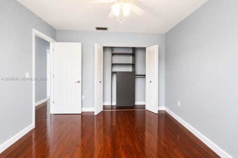 Townhouse in Tamarac, Florida 3 bedrooms, 168.25 sq.m. № 2084050 - photo 12