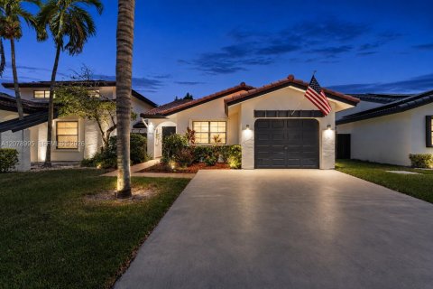 House in Hialeah, Florida 3 bedrooms, 135.36 sq.m. № 2323884