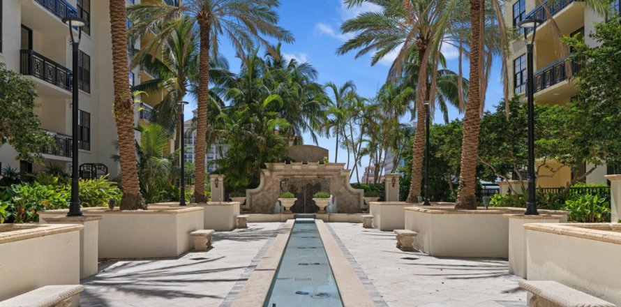 Condominio en West Palm Beach, Florida, 2 dormitorios № 805381