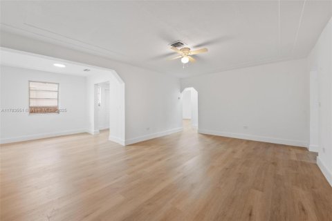 Propiedad comercial en venta en Miami Beach, Florida, 215.07 m2 № 1938778 - foto 14