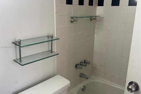 Condominio en alquiler en Miami Beach, Florida, 43.85 m2 № 1991797 - foto 9