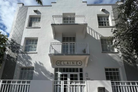 Снять в аренду кондоминиум в Майами-Бич, Флорида 43.85м2, № 1991797 - фото 1