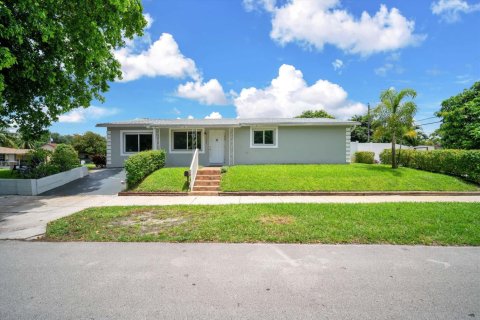House in Hollywood, Florida 5 bedrooms, 160.63 sq.m. № 2247157
