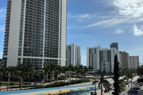 Condo in Hallandale Beach, Florida, 2 bedrooms  № 2301281 - photo 2