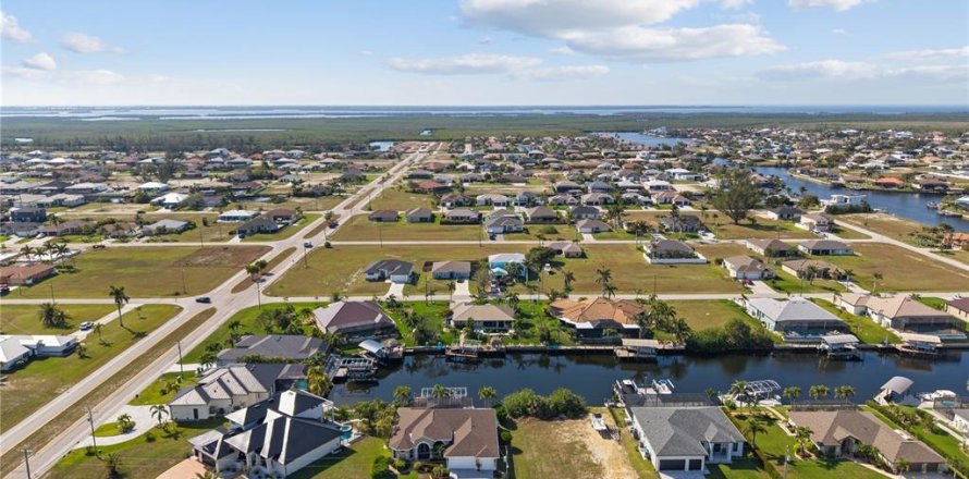 Villa ou maison à Cape Coral, Floride 4 chambres, 235.04 m2 № 1528261