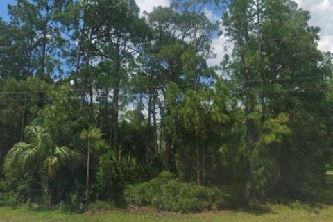 Commercial property in North Port, Florida № 2402463