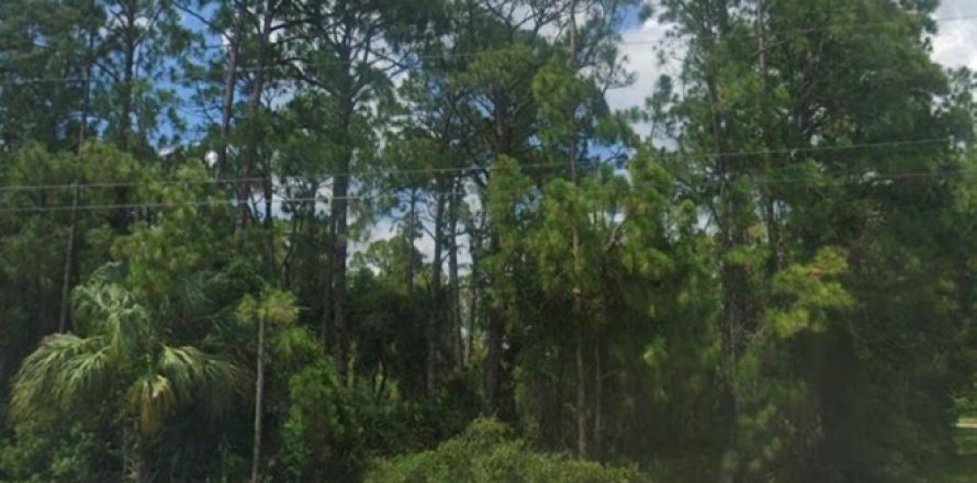 Commercial property in North Port, Florida № 2402463