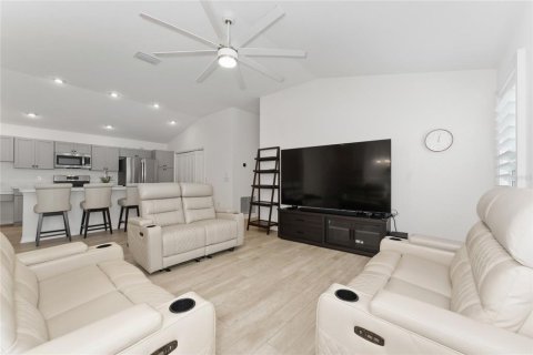 House in The Villages, Florida 3 bedrooms, 133.78 sq.m. № 2198615 - photo 9