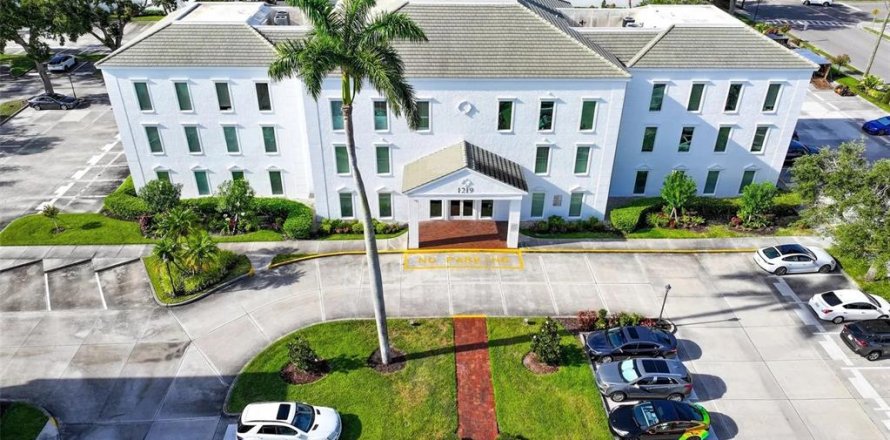 Commercial property in Sarasota, Florida 95.13 sq.m. № 2130499