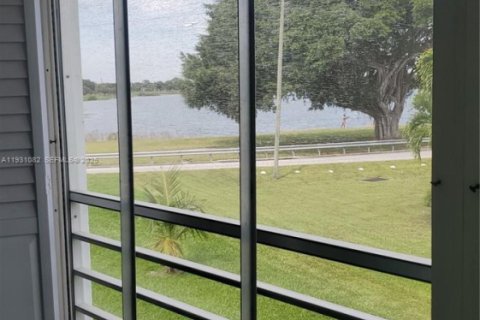 Снять в аренду кондоминиум в Лейк-Уорт, Флорида 2 спальни, 76.74м2, № 1989776 - фото 17