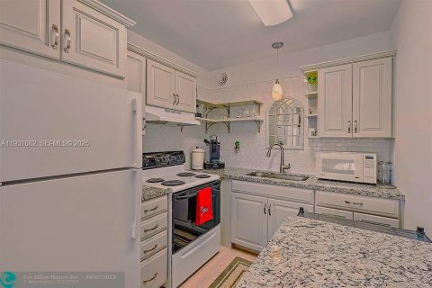 Снять в аренду кондоминиум в Лейк-Уорт, Флорида 2 спальни, 76.74м2, № 1989776 - фото 11