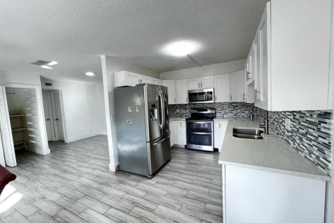 Townhouse in Palm Springs, Florida 3 bedrooms, 159.98 sq.m. № 2086303 - photo 19