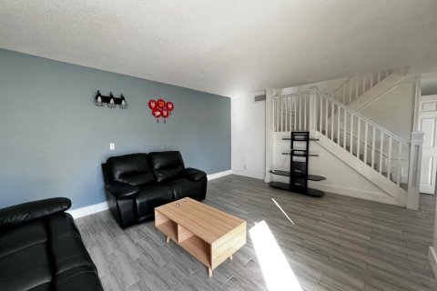 Townhouse in Palm Springs, Florida 3 bedrooms, 159.98 sq.m. № 2086303 - photo 6