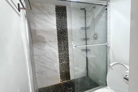 Townhouse in Palm Springs, Florida 3 bedrooms, 159.98 sq.m. № 2086303 - photo 16