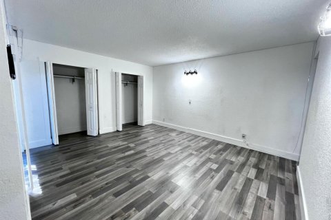 Townhouse in Palm Springs, Florida 3 bedrooms, 159.98 sq.m. № 2086303 - photo 14