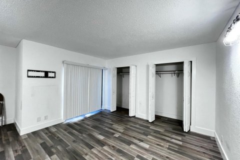 Townhouse in Palm Springs, Florida 3 bedrooms, 159.98 sq.m. № 2086303 - photo 11