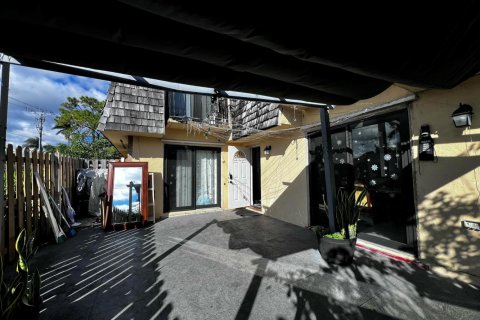 Townhouse in Palm Springs, Florida 3 bedrooms, 159.98 sq.m. № 2086303