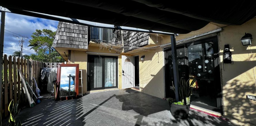 Townhouse in Palm Springs, Florida 3 bedrooms, 159.98 sq.m. № 2086303