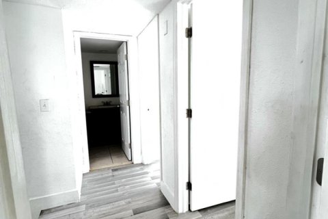 Townhouse in Palm Springs, Florida 3 bedrooms, 159.98 sq.m. № 2086303 - photo 13