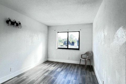 Townhouse in Palm Springs, Florida 3 bedrooms, 159.98 sq.m. № 2086303 - photo 12