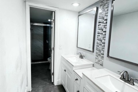 Townhouse in Palm Springs, Florida 3 bedrooms, 159.98 sq.m. № 2086303 - photo 15