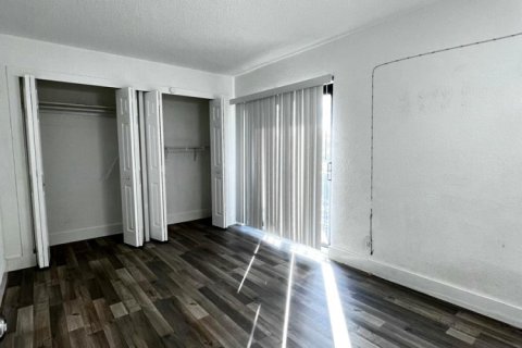 Townhouse in Palm Springs, Florida 3 bedrooms, 159.98 sq.m. № 2086303 - photo 17