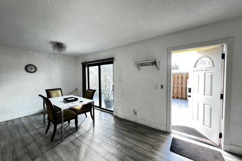 Townhouse in Palm Springs, Florida 3 bedrooms, 159.98 sq.m. № 2086303 - photo 21