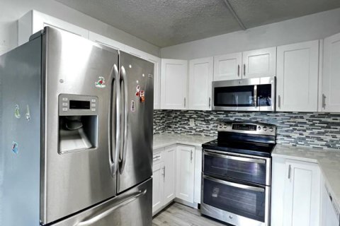 Townhouse in Palm Springs, Florida 3 bedrooms, 159.98 sq.m. № 2086303 - photo 20