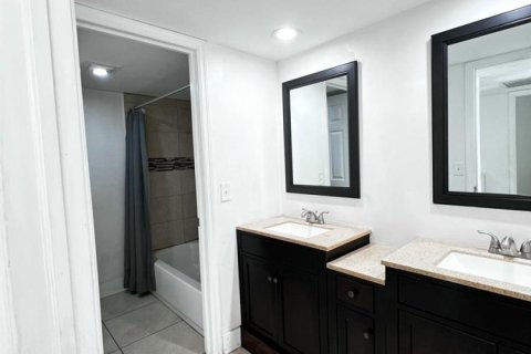 Townhouse in Palm Springs, Florida 3 bedrooms, 159.98 sq.m. № 2086303 - photo 9