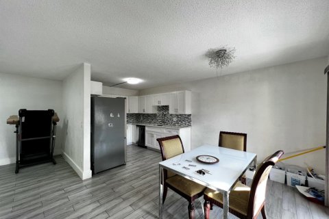 Townhouse in Palm Springs, Florida 3 bedrooms, 159.98 sq.m. № 2086303 - photo 2