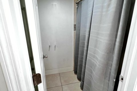 Townhouse in Palm Springs, Florida 3 bedrooms, 159.98 sq.m. № 2086303 - photo 10