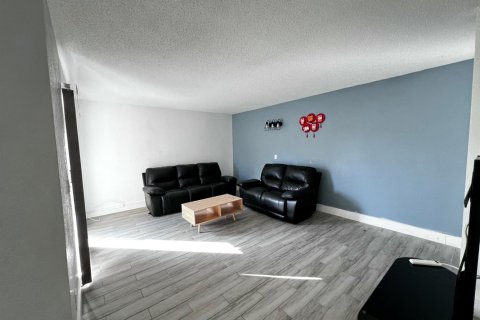Townhouse in Palm Springs, Florida 3 bedrooms, 159.98 sq.m. № 2086303 - photo 7