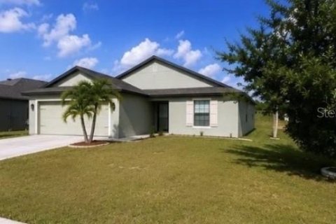 House in Lehigh Acres, Florida 3 bedrooms, 143.07 sq.m. № 2215252 - photo 2