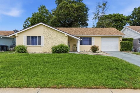 House in Bayonet Point, Florida 2 bedrooms, 111.48 sq.m. № 2120641
