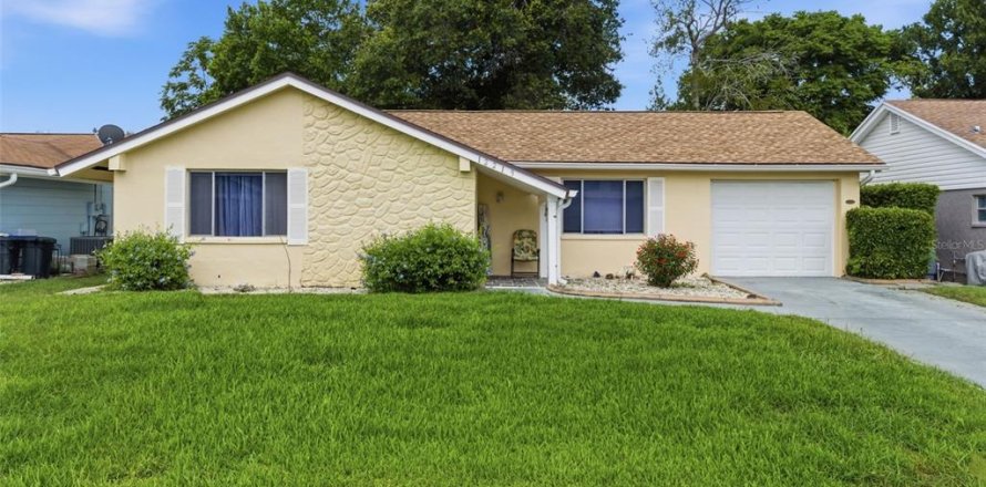 House in Bayonet Point, Florida 2 bedrooms, 111.48 sq.m. № 2120641