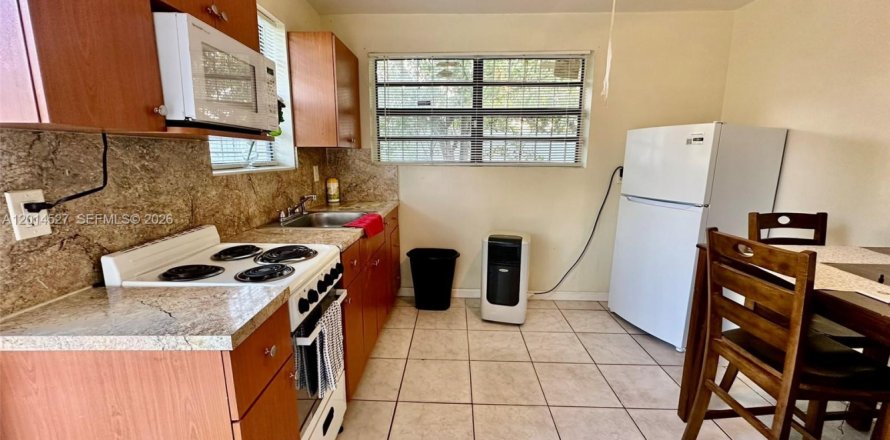 Commercial property in Miami Gardens, Florida 1 bedroom № 2076548