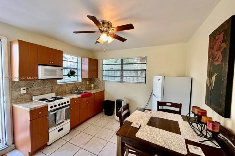 Commercial property in Miami Gardens, Florida 1 bedroom № 2076548 - photo 2