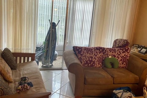 Купить кондоминиум в Тамарак, Флорида 2 спальни, 95.22м2, № 2053419 - фото 15