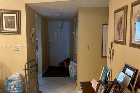 Купить кондоминиум в Тамарак, Флорида 2 спальни, 95.22м2, № 2053419 - фото 10